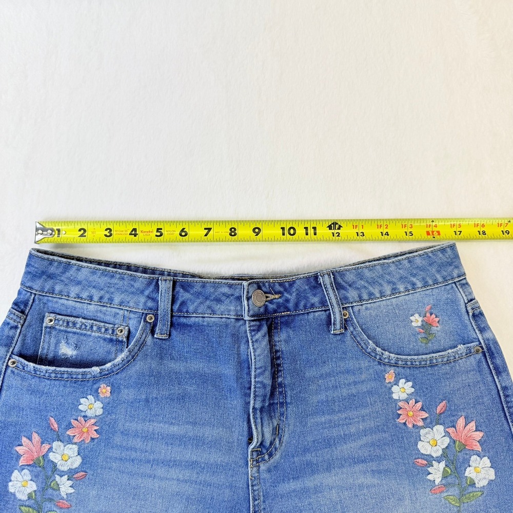 Time and Tru Womens Sz 12 High Rise Embroidered Floral Denim Shorts Distressed - Picture 8 of 9